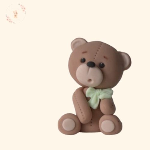 Barna Cukor Maci Figura – Ülő, 7 cm – Masnis Tortadísz (kék, zöld, krém, rózsaszín)
