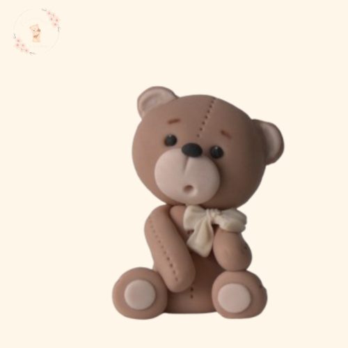 Barna Cukor Maci Figura – Ülő, 7 cm – Masnis Tortadísz (kék, zöld, krém, rózsaszín)