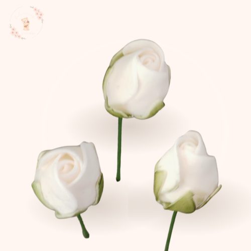 Fehér cukor rózsa bimbó tortadísz – kézzel készített fondant virág