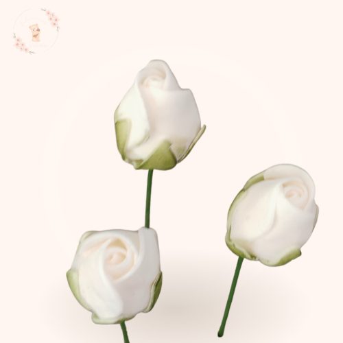 Fehér cukor rózsa bimbó tortadísz oldalnézetből – fondant virág tortára