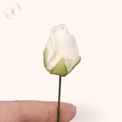 Fehér cukor rózsa bimbó tortadísz kézben – méretarányos fondant virág