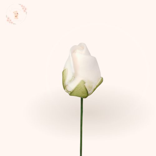 Fehér cukor rózsa bimbó közeli részlet – kézzel formázott fondant virág