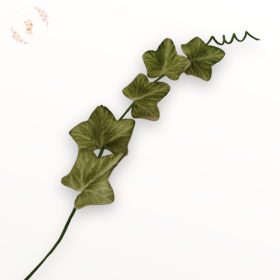 Kézzel készült cukor borostyán levél ág – zöld, részletgazdag textúrával, tortadíszítéshez.