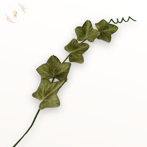 Kézzel készült cukor borostyán levél ág – zöld, részletgazdag textúrával, tortadíszítéshez.
