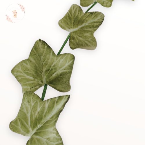 Borostyán levél cukorból – részletes erezet, kézműves festés, zöld színárnyalatokkal.