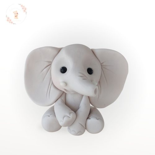 Kis bébi elefánt cukorfigura – 8 cm – kézzel készült tortadísz, nagy fülekkel és kedves arccal.