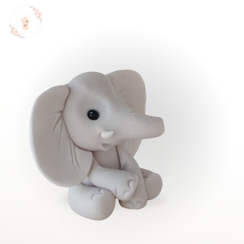 Bébi elefánt figura cukormasszából – 8 cm – kézzel készült tortadísz, nagy fülekkel, szafari témához.