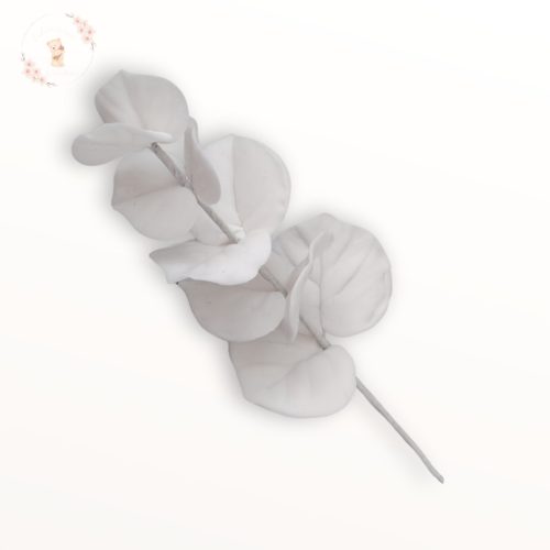 Kézműves fehér cukor eukaliptusz ág lágy pasztell árnyalatokkal.