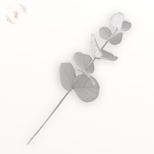 Hosszú fehér eukaliptusz ág cukorból, elegáns világos háttéren.