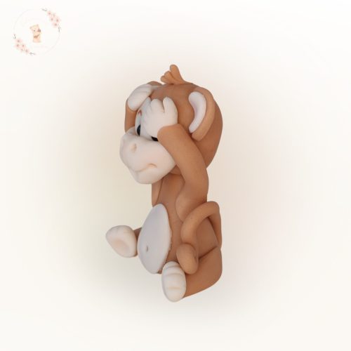 Vidám majom tortadísz – cukormasszából formázva, pasztell háttérrel