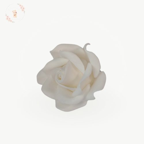 Fehér cukorvirág rózsa oldalnézetből – elegáns kézműves tortadísz