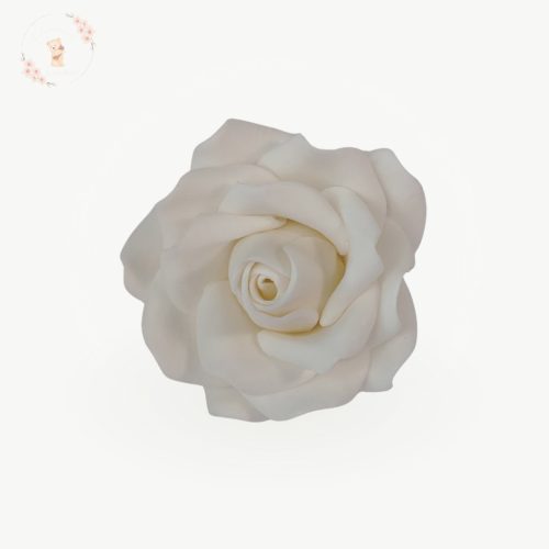 Kézzel készült fehér cukorrózsa tortadísz – esküvői stílusú dekoráció