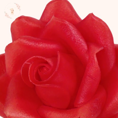 Piros cukor rózsa tortadísz közeli részlet – kézzel formázott fondant rózsa