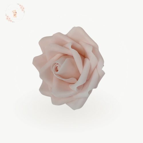 Nagy méretű rózsaszín cukorrózsa kézműves tortadísz, felülnézetből fotózva