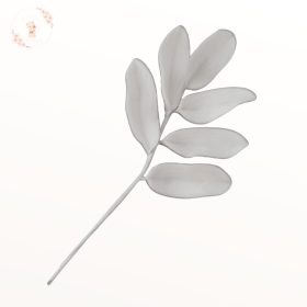 Kisebb fehér ruszkusz ág – kézműves cukorlevél tortadísz fehér háttérrel