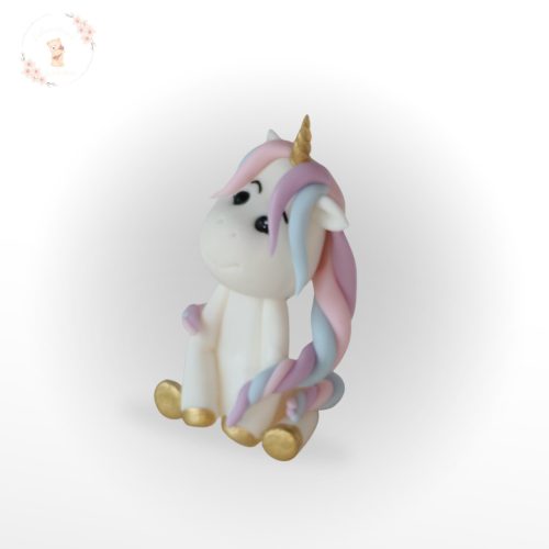 Kézzel készült cukor unikornis figura, pasztell fonott sörénnyel és arany szarvval