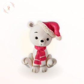 Kézzel készült jegesmaci cukorfigura – karácsonyi tortadísz piros sapkával és sállal (8 cm)