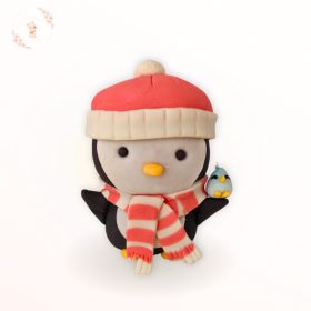 Pingvin cukorfigura – karácsonyi tortadísz piros sapkával és sállal, 7 cm-es méretben