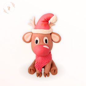 Kézzel készült rénszarvas cukorfigura – karácsonyi tortadísz piros sapkával és sállal (9 cm)