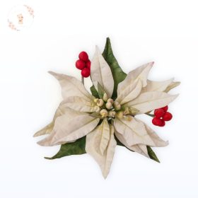 Fehér Mikulásvirág cukorvirág tortadísz – kézzel készült karácsonyi cukorvirág, levelekkel és piros bogyókkal