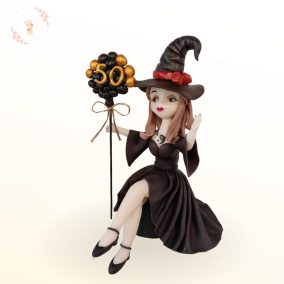 egyedi kézműves boszi tortafigura ülő pózban, különleges karakter, inspirációs tortadísz