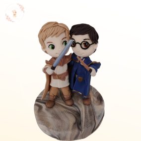 egyedi esküvői tortafigura páros karakterrel, kézzel készült inspiráció tortadísz rendeléshez