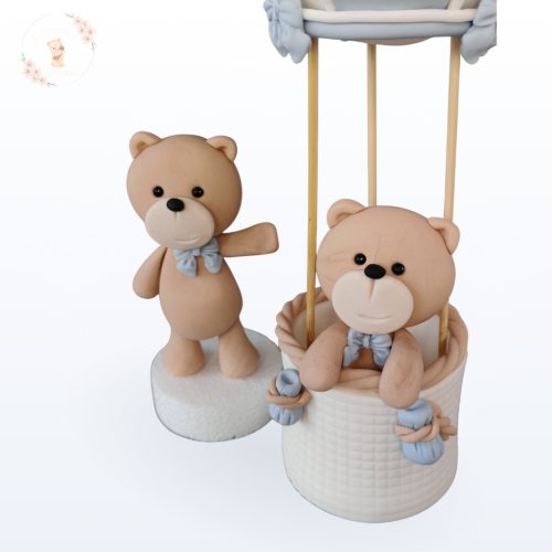 Részletfotó kék maci cukorfiguráról hőlégballonos tortadíszen