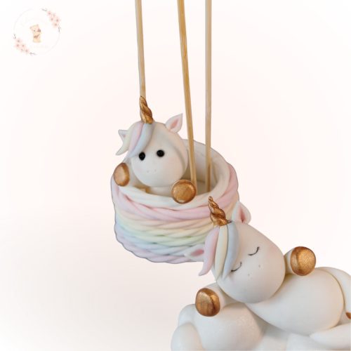 Részletfotó pasztell unikornis cukorfiguráról hőlégballonos tortadíszen