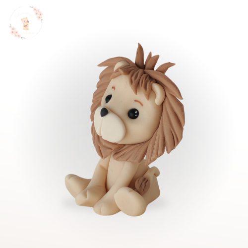 Cukor oroszlán tortadísz – 6–8 cm – szafari témájú figura, kézzel készült cukormasszából.