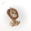 Kézzel készült bébi oroszlán cukorfigura – 6–8 cm – részletes oldalnézet, szafari tortára