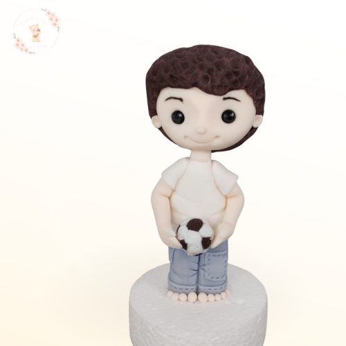 Kisfiú cukorfigura focilabdával 10 cm magas focis tortadísz születésnapra