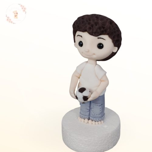 Fiú tortadísz focilabdával, kézzel készült cukorfigura oldalnézet