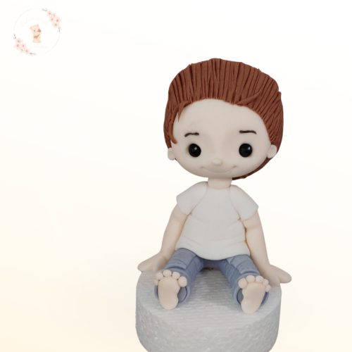 Ülő kisfiú cukorfigura 8 cm magas fiú tortadísz születésnapi tortára