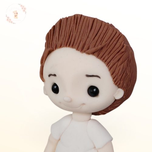 Ülő kisfiú cukorfigura részletfotó, kézműves tortadísz