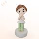 Kézzel készült kislány cukorfigura álló pózban, 10 cm magas tortadísz