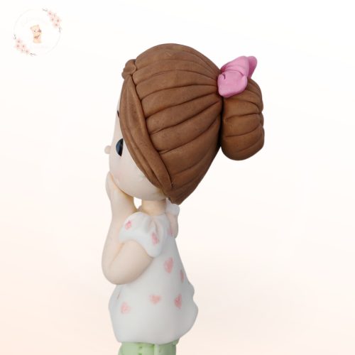 Gyerek tortadísz kislány figura, kézműves cukorfigura részletfotó