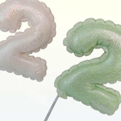 lufi szám tortadísz rózsaszín 2-es szám közeli részlet kézzel készült cukordísz