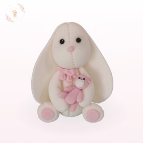 fehér nyuszi tortadísz rózsaszín játékkal pasztell stílusban