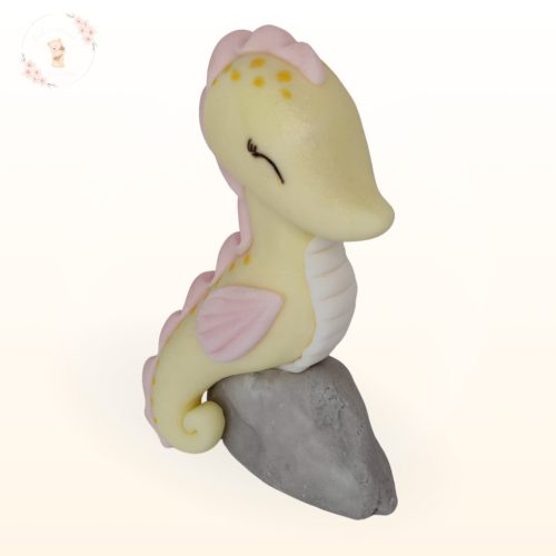 kézzel készült tengeri csikó figura tortára