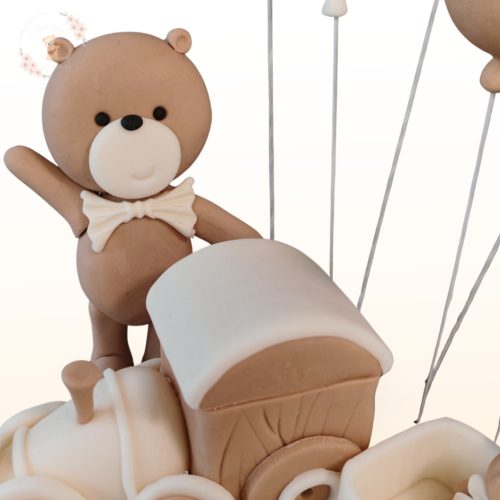 Részletfotó maci figuráról és lufikról vonatos tortadíszen