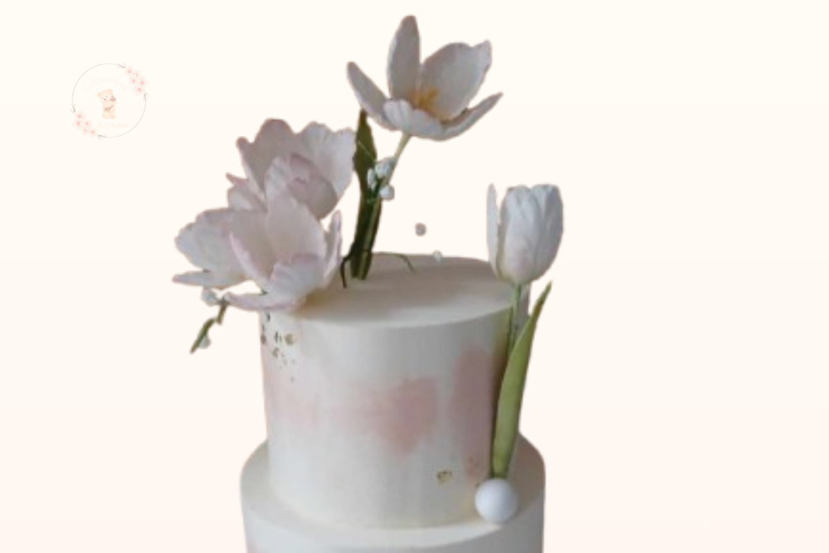 cukorfigura rögzítése tortán hurkapálcikával stabilan