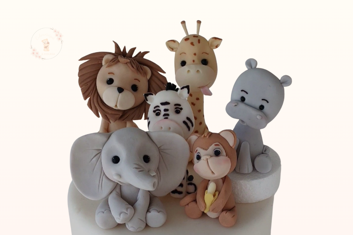 több tortadísz elhelyezése egy tortán kiegyensúlyozottan